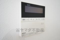 キッチン横からお湯張り、追い炊き、足し湯がボタン一つで楽々操作できる給湯機リモコンです。