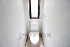 温水洗浄機付トイレです。節水機能もあるので、安心して使えますね。もちろん、1階2階の2ヶ所にトイレがあるので、忙しい朝にもゆとりができますね。