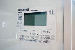 キッチン横からお湯張り、追い炊き、足し湯がボタン一つで楽々操作できる給湯機リモコンです。忙しい夕飯準備の時間帯に重宝しますね。