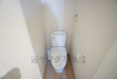 温水洗浄機付トイレです。節水機能もあるので、安心して使えますね。もちろん、1階2階の2ヶ所にトイレがあるので、忙しい朝にもゆとりができますね。