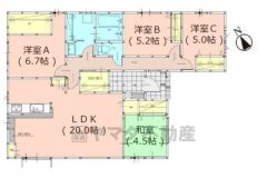 リビングは道路の反対側にあるため、歩行者から覗かれる心配がなく、プライバシーが保たれます。