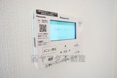 キッチン横からボタンひとつで操作が楽々。