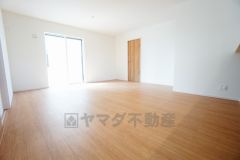 窓から光が差し込む明るいダイニングです＾＾