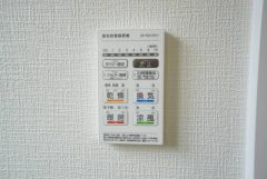 雨の日の洗濯も安心できる浴室暖房乾燥機付き浴室。リモコンで操作もボタン1つで簡単。