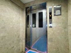 重い荷物を運ぶのにも便利なエレベーター付です。