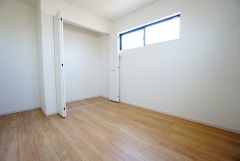 住む人のこだわりを活かす洋室。日当たりがよく、寝室としての利用もおすすめ。広めのクローゼットには荷物をすっきり片付けられ、ゆとりのある暮らしが出来ます＾＾