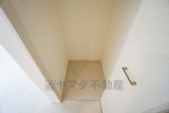 まとめ買いしてもこの収納量なら心配要らずのパントリー。調理家電や食品のストックをすっきりまとめられ、キッチン周りを広々使えます。
