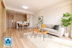 家具はイメージです。温かみのある雰囲気と、キッチンでの作業性を兼ね備え、家族の笑顔あふれる団らんのひと時をお過ごしいただける設計になっています。