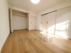 暖かい日差しが差し込む洋室。たっぷり収納できるクローゼット付きでお部屋の中をすっきりと快適に保てます。