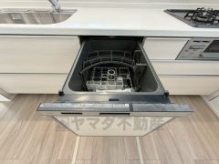 食事の後の手間を解消する食器洗い乾燥機付。冬場の洗い物で手荒れの悩みもなくなります。手洗いよりも節約できて便利。