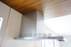 お手入れが簡単なスリム型レンジフードです。調理により発生する油煙や臭いを吸い込み、屋外へ排気してくれます。