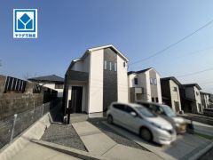 周辺は落ち着いた住宅街。シンプルでいつまでも飽きのこないデザイン。お気に入りの家具とインテリアで素敵な部屋を作りましょう。