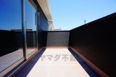 同仕様写真。陽当たりの良いバルコニーです。お洗濯やお布団干しはもちろん、日光浴スペースにも。足元は防水工事施工済です。