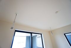 2階洋室には物干し竿付き＾＾雨の日でも安心です。