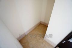 ベビーカーや泥のついたおもちゃをしまうのに便利なスペースです。玄関周りをスッキリさせることが出来ます＾＾