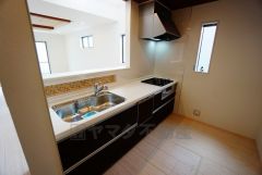 同仕様写真。リビングやダイニングからキッチン周りが丸見えにならない対面式キッチン。テレビ鑑賞や家族との対話がしやすく、ご家族の温かい時間を演出します。