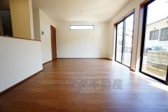 窓から光が差し込む明るいリビングダイニングです＾＾