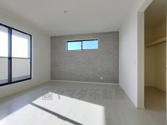 ご夫婦お二人のプライベートシーンを演出する寝室は、大容量のウォークインクローゼット付き。