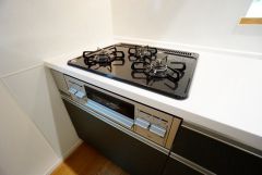 3種類の料理が同時に調理できる、3口ガスコンロ。忙しい夕食の支度時間が短縮できて効率よくお料理が楽しめます。