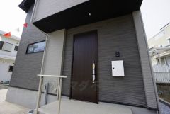 家の顔となる玄関扉がかっこいいと、たくさんの人を招き入れたくなりますね＾＾奥まって設置されており、雨にも濡れにくくなっています。