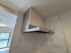 お手入れが簡単なスリム型レンジフードです。調理により発生する油煙や臭いを吸い込み、屋外へ排気してくれます。