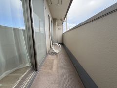 バルコニーは日当たり良好です。お洗濯物も気持ちよく干せそうです。日光浴をしたり、星を眺めたりも良いですね^^