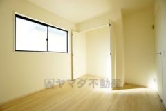 住む人のこだわりを活かす洋室。日当たりがよく、寝室としての利用もおすすめ。広めのクローゼットには荷物をすっきり片付けられ、ゆとりのある暮らしが出来ます＾＾