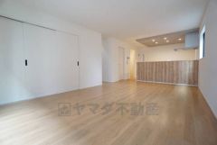 温かみのある雰囲気と、キッチンでの作業性を兼ね備え、家族の笑顔あふれる団らんのひと時をお過ごしいただける設計になっています。