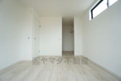 同仕様写真。主寝室としてお使いいただけそうなこちらのお部屋は、日当たりが良く、爽やかな風を感じて起きる朝は、快適生活の始まりに。