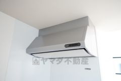 風量が弱・強と切替え可能なレンジフードが調理中の煙をしっかり吸い込みます。手元を照らすライト付きです。