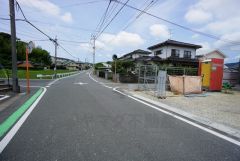 現地（2025年7月7日）撮影。大型車の通行が少なく、騒音や振動が少ないので静かで快適な生活を送れます。