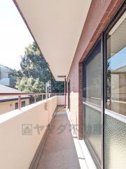 バルコニーは日当たり良好です。お洗濯物も気持ちよく干せそうです。日光浴をしたり、星を眺めたりも良いですね^^