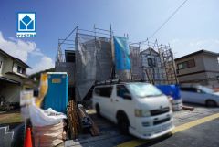 現地（2026年10月1日）撮影。4LDK。開放感のある広々LDK19帖以上＾＾南向き。陽当たり、風通し良好。2階にウォークインクローゼットとファミリークロークを完備＾＾