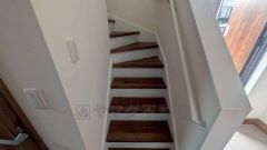 小さなお子様やご高齢の方でも安心できる、手すり付き階段。段差も低めで設定されており、安全性にも優れています。