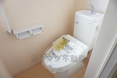 同仕様写真。温水洗浄機付トイレです。節水機能もあるので、安心して使えますね。もちろん、1階2階の2ヶ所にトイレがあるので、忙しい朝にもゆとりができますね。