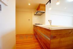 リビングやダイニングからキッチン周りが丸見えにならない対面式キッチン。テレビ鑑賞や家族との対話がしやすく、ご家族の温かい時間を演出します。