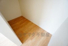 収納力豊富なウォークインクローゼット。洋服や小物などを1箇所にまとめて美しい収納を実現します。スーツケースのような大型の荷物も置けます＾＾