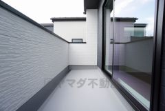 陽当たりの良いバルコニーです。お洗濯やお布団干しはもちろん、日光浴スペースにも。足元は防水工事施工済です。