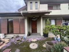 落ち着いた外観が印象的な住まい。植栽が彩るアプローチは季節の移ろいを感じられ、帰宅するたびに安らぎを感じられる空間です。