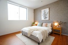 家具はイメージです。寛ぎの時間を紡ぎだす主寝室は、大型ベッドを置いても余裕の広さを確保しています。