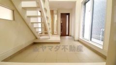 玄関上部が吹抜けになっており、風通しの良い設計になっております。