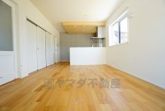 リビングは広々とした設計で、家族が集い、寛ぐ暮らしの空間を演出しています。