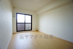 主寝室としてお使いいただけそうなこちらのお部屋は、日当たりが良く、爽やかな風を感じて起きる朝は、快適生活の始まりに。