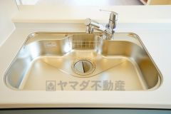 広々とした凸型シンクに洗剤ポケットを標準装備。大きなお鍋など洗いやすいです。