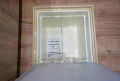 キッチンにある床下収納は、居住スペースを減らさずに買い置きの調味料や非常食などを保管することができます。