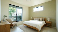 家具はイメージです。寛ぎの時間を紡ぎだす主寝室は、大型ベッドを置いても余裕の広さを確保しています。
