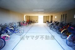 大切な自転車を守れるよう屋根付き駐輪場あり＾＾