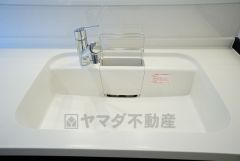 広々とした凸型シンクに洗剤ポケットを標準装備。大きなお鍋など洗いやすいです。