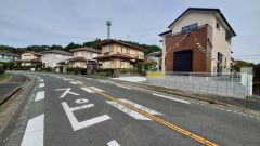 前面道路は広く、車同士がすれ違うスペースが十分にあります。落ち着いた住宅地内で快適な生活を実現してみませんか＾＾