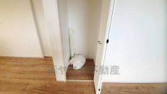 まとめ買いしてもこの収納量なら心配要らずのパントリー。調理家電や食品のストックをすっきりまとめられ、キッチン周りを広々使えます。